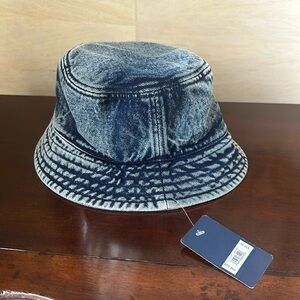 Women’s Lucky Brand Denim hat.